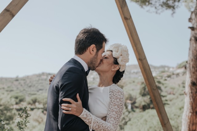 boda masía girona vestido novia corona flores blog atodoconfetti