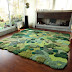 Una artista imita las verdes praderas del campo reciclando pedazos de alfombra.