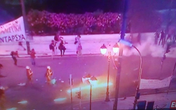Σοβαρά επεισόδια στην Πλατεία Συντάγματος - Πετροπόλεμος, χημικά και φωτιές (ΦΩΤΟ & ΒΙΝΤΕΟ)
