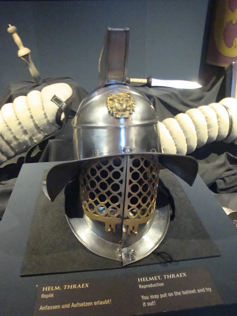 exposição "Gladiadores" em 2014 no Archäologisches Museum Frankfurt (Museu Arqueológico) exposição "Gladiadores" em 2014 no Archäologisches Museum Frankfurt (Museu Arqueológico)