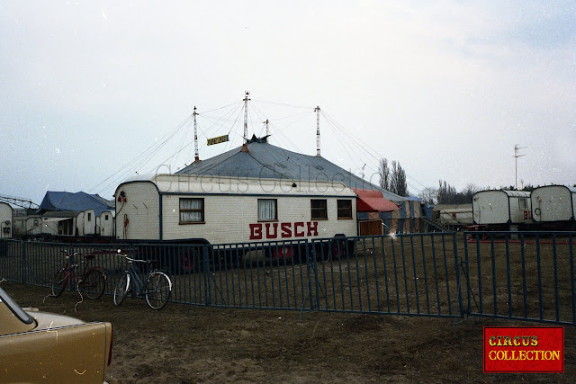 Belle et grande roulotte d'habitation du cirque Busch,Beautiful and big caravan of Busch circus,