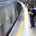 Vídeo: Homem empurra mulher nos trilhos do metrô em São Paulo