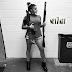 Ariel Winter Assusta Fãs Posando com Armas de Fogo.