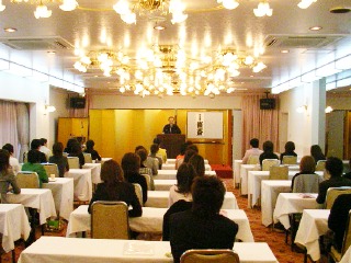 講演会講師・三遊亭楽春のカスタマーサービス講演会の風景。 講演会講師・三遊亭楽春のカスタマーサービス講演会の風景。