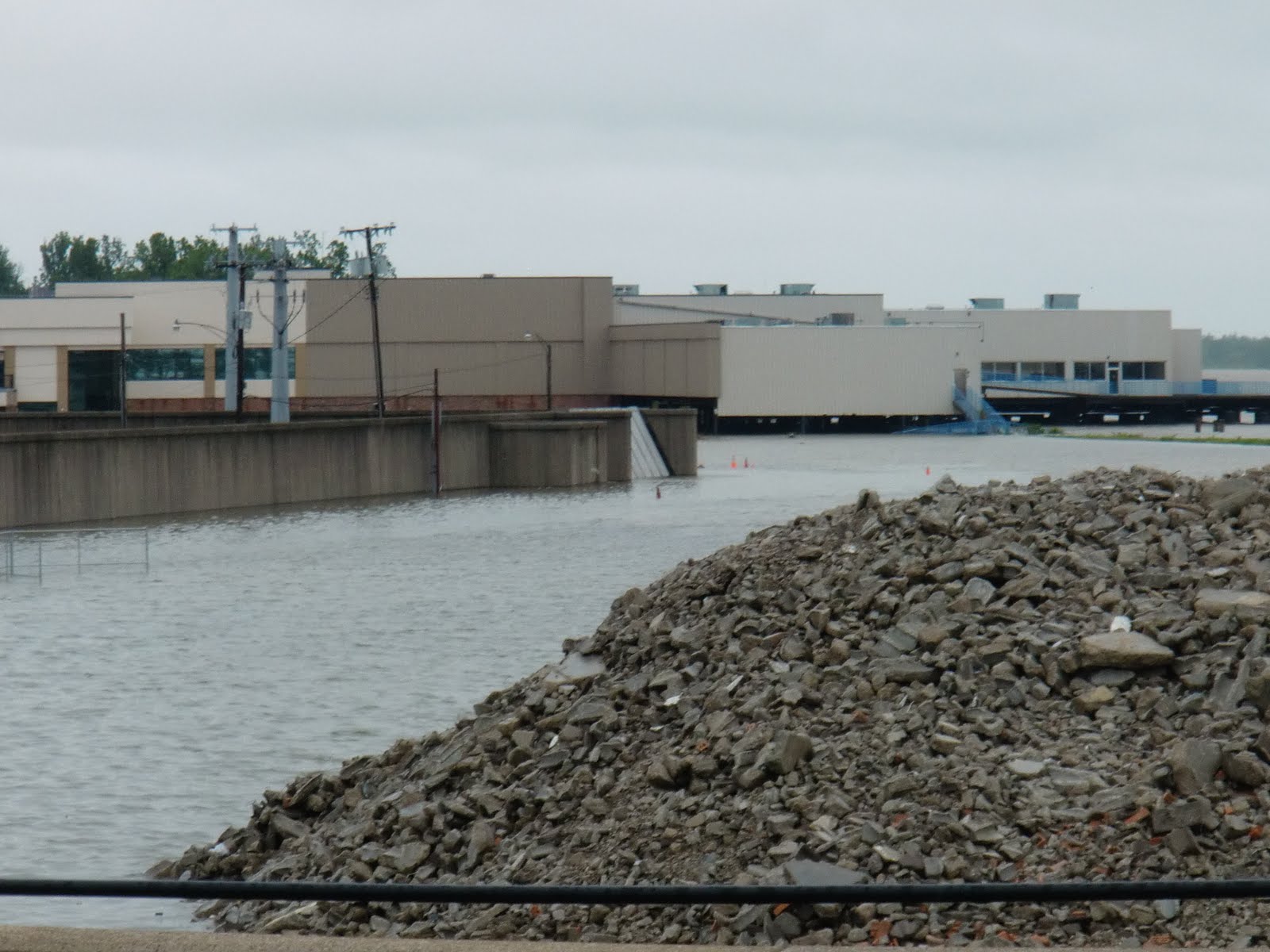 West Kentucky Flood 2011 Paducah, Ky May 2nd, 10 am Looking Over Floodwall