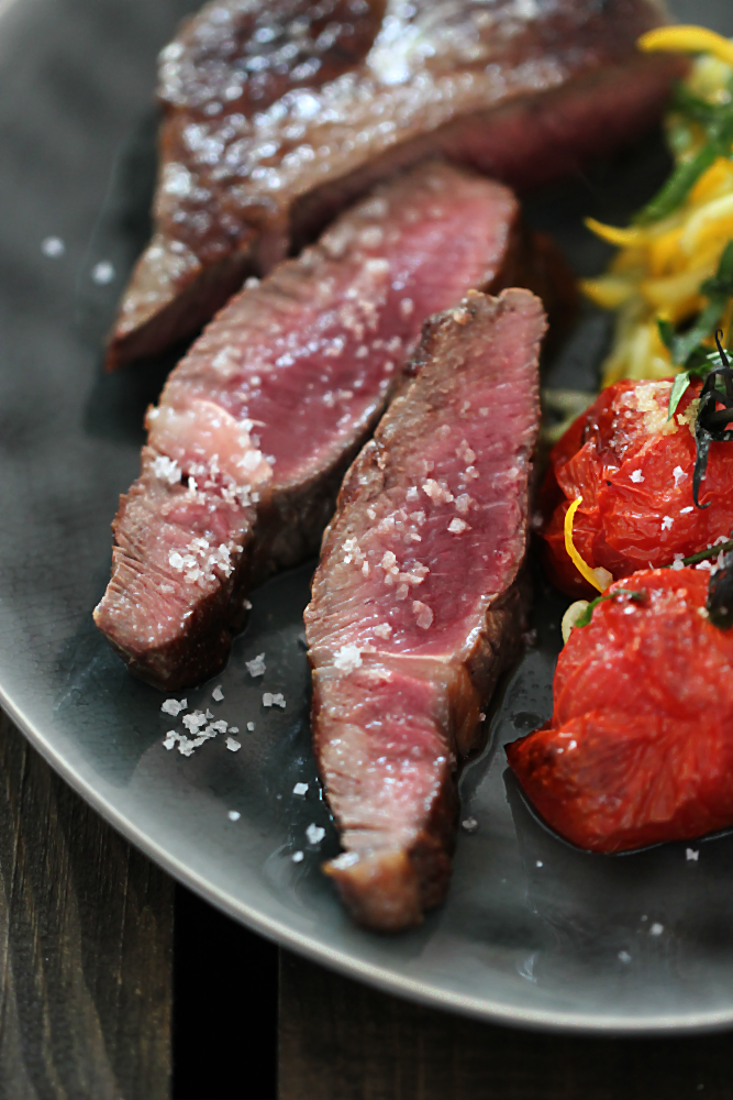 Entrecôte vom Irish Ox, gelbe Zucchini-Spaghetti, Ofentomaten | Arthurs Tochter Kocht von Astrid Paul Entrecôte vom Irish Ox, gelbe Zucchini-Spaghetti, Ofentomaten | Arthurs Tochter Kocht von Astrid Paul