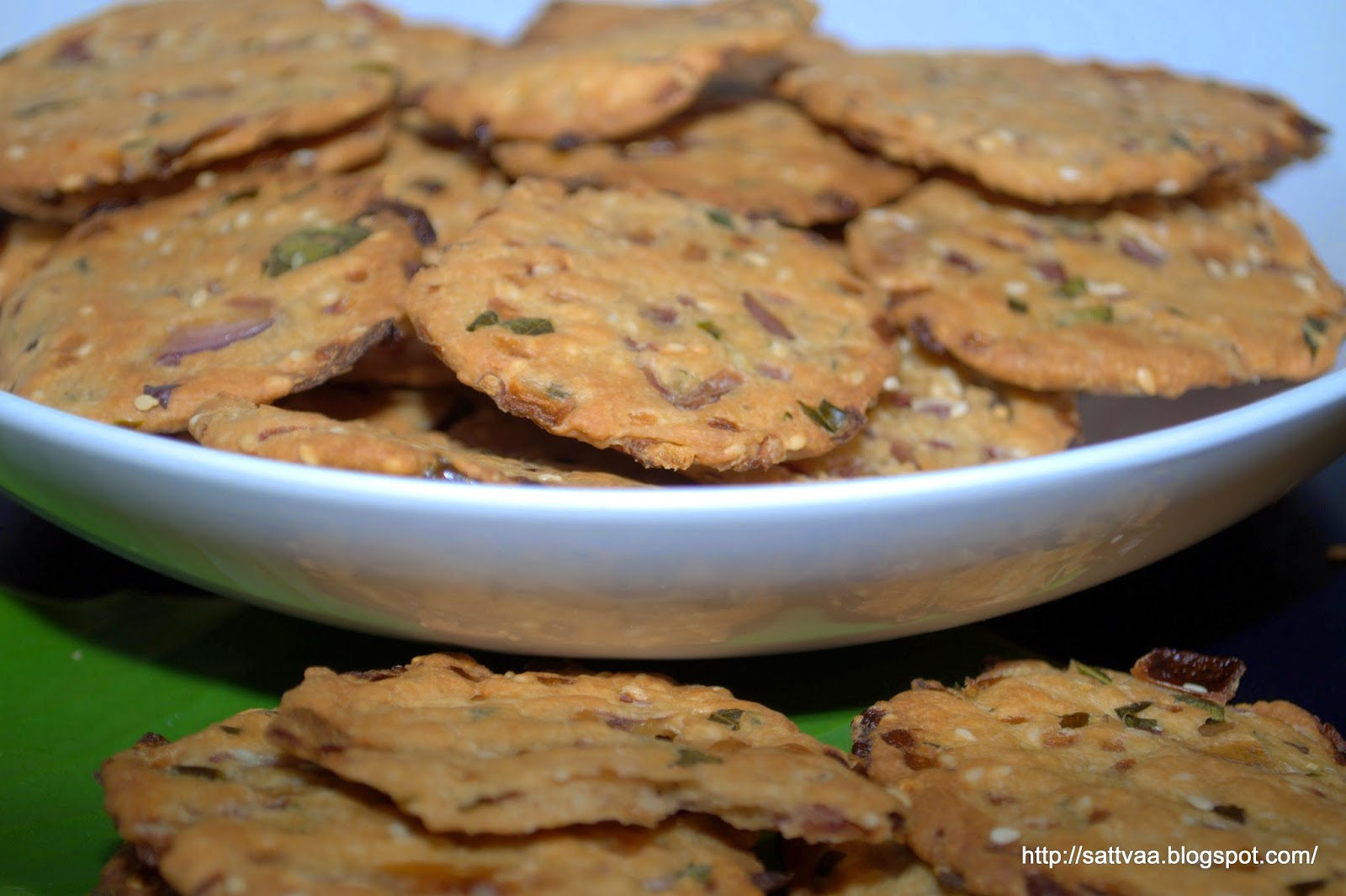Sattvaa Spicy onion crackers Baked & Low calorie snack