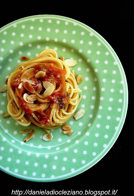 spaghetti con gli ultimi pomodori dell'orto, mandorle e pecorino