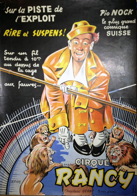 Le clown Suisse Pio Nock sur une corde au dessus de la cage des lions