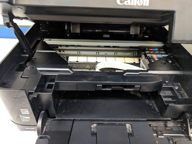 Puerta que da acceso a los inyectores y cartucho de impresora Canon.