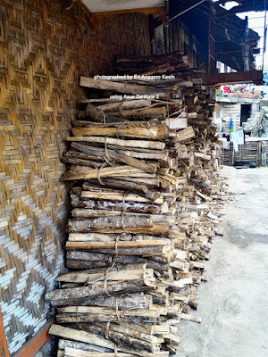 Kayu bakar untuk memasak Kupat Tahu Mangunreja. Kayu bakar untuk memasak Kupat Tahu Mangunreja.