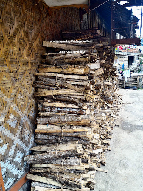 Kayu bakar untuk memasak Kupat Tahu Mangunreja. Kayu bakar untuk memasak Kupat Tahu Mangunreja.