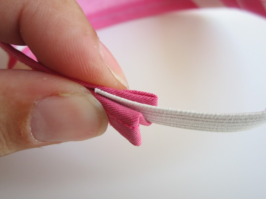 mis nancys, mis peques y yo, tutorial turbante para nancy, colocar la goma