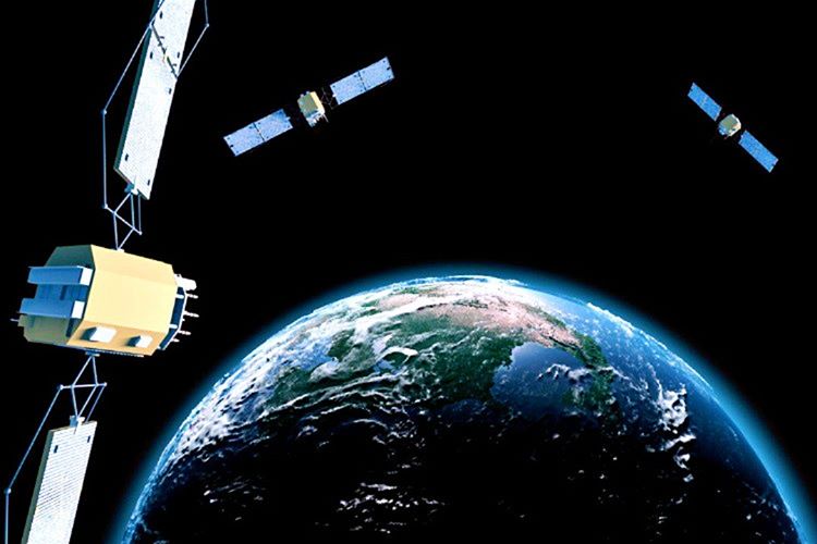 GPS aslında askeri bir buluştur, ilk uydusu 1978 yılında yollandı ancak 2000'e kadar sadece askeri olarak kullanıldı.