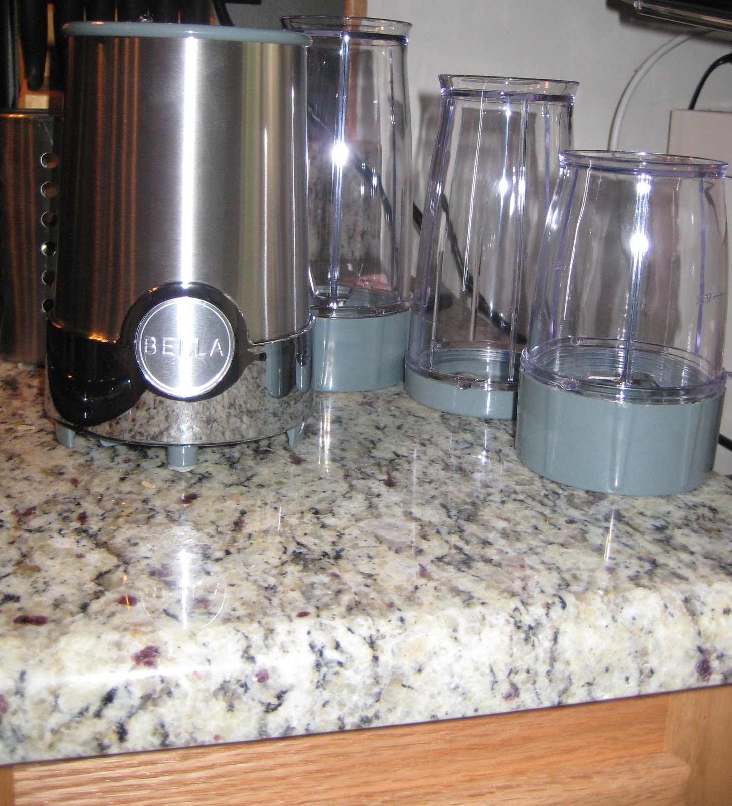 CityInBetween First Impression Bella Rocket Blender vs. Magic Bullet