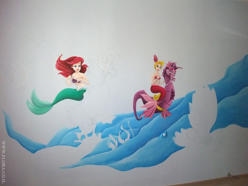 ציור קיר בתהליכי עבודה. בת הים הקטנה אריאל ואחותה על רקע גלי ים
