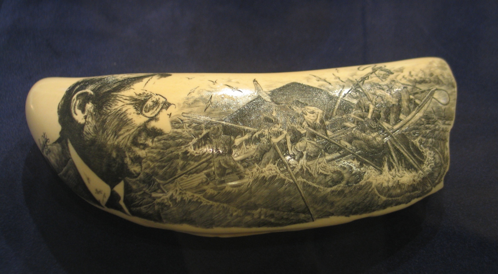 Vitorino Nemésio, em scrimshaw (Museu de Angra do Heroísmo, ilha Terceira, Açores) Vitorino Nemésio, em scrimshaw (Museu de Angra do Heroísmo, ilha Terceira, Açores)