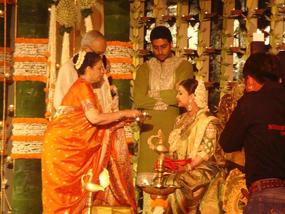 Queen Aishwarya Rai: Aishwarya's Baby Shower 2011 EXCLUSIVE PHOTOS