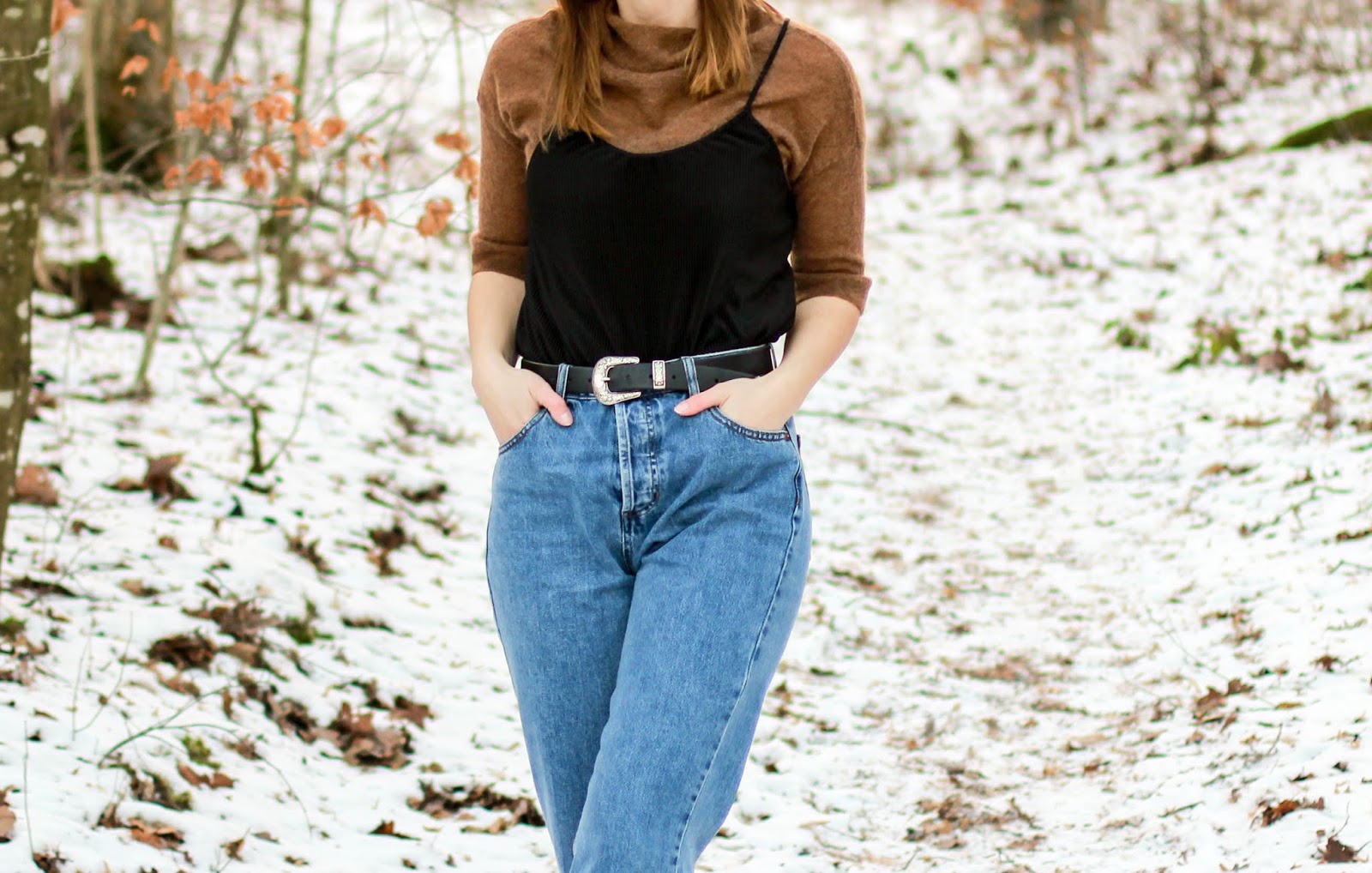 Outfit: 90s are back - Mom Jeans und brauner Pullover mit schwarzem Top
