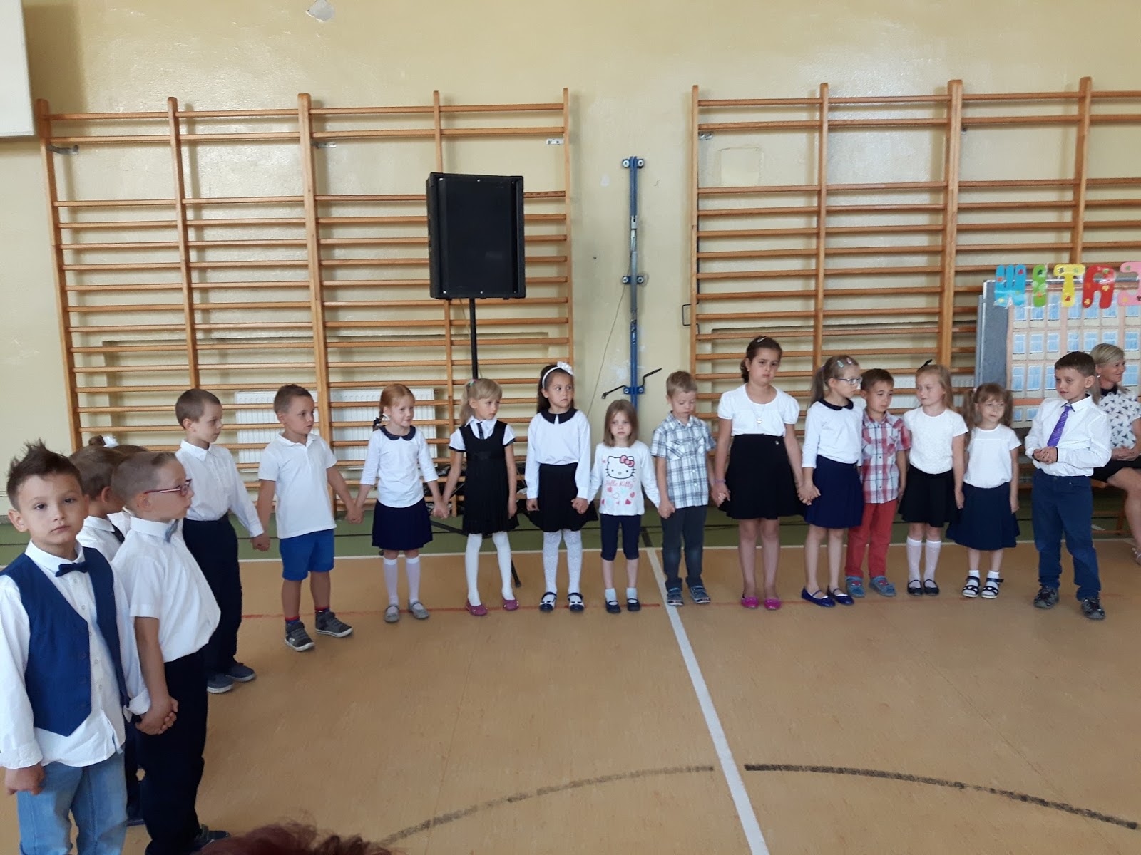 W Szkole Chłopcy Wymieniali Się Rzeczami Ze Swoich Kolekcji