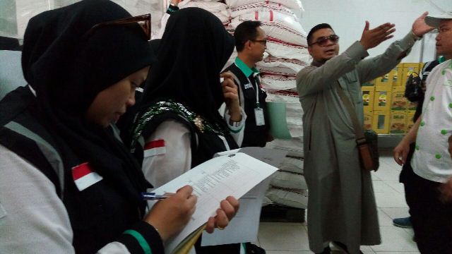 Foto Panitia Sedang Siapkan Catering Panitia Siapkan Sambutan Untuk Jemaah Haji