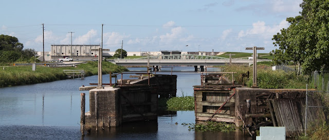 Miami Canal desde Lake Harbor. Compuertas antiguas, US 27 y de fondo el dique que envuelve al lago Okeechobee Miami Canal desde Lake Harbor. Compuertas antiguas, US 27 y de fondo el dique que envuelve al lago Okeechobee
