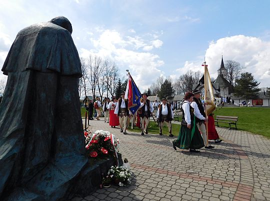 Przed pomnikiem Ojca Świętego Jana Pawła II. Przed pomnikiem Ojca Świętego Jana Pawła II.