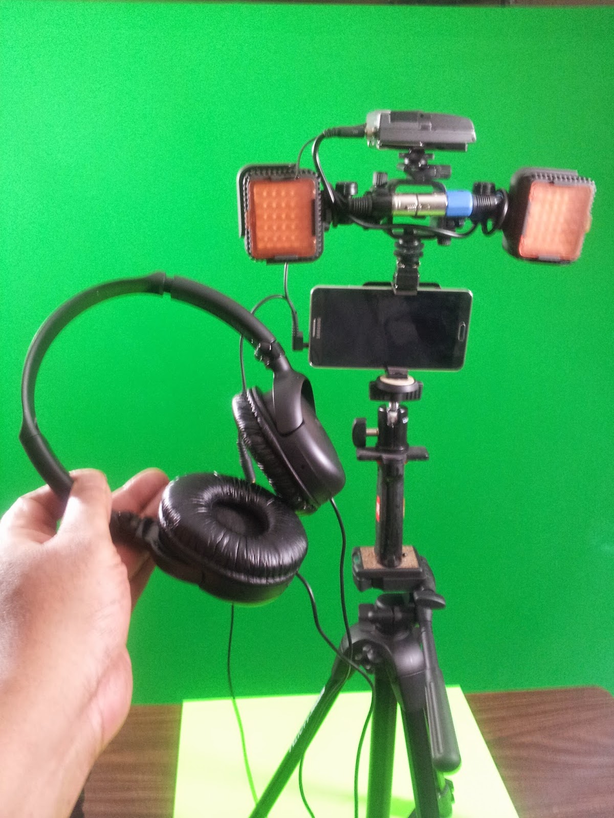 The UniGripPro How to use a wireless microphone and your smartphone