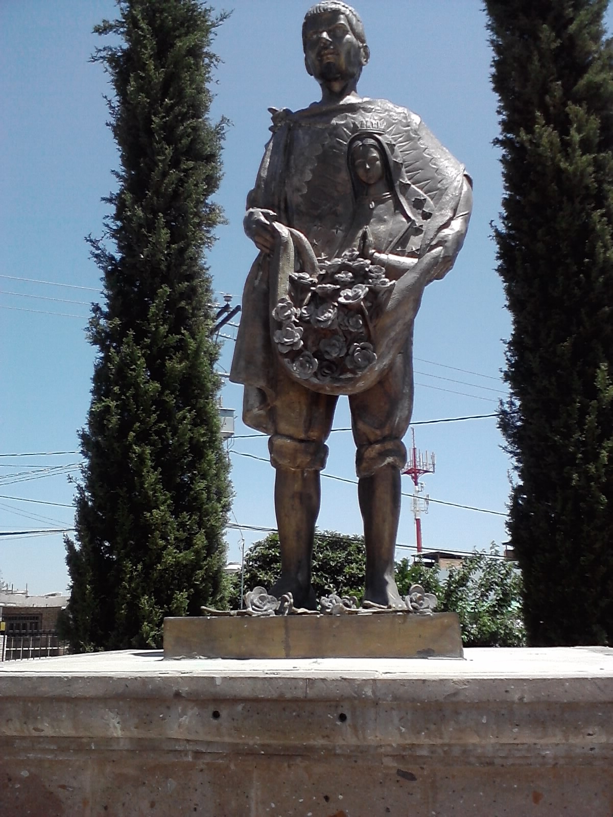 bitacoraoscar: ESTATUA DE SAN JUAN DIEGO EN EL SANTUARIO DE GUADALUPE