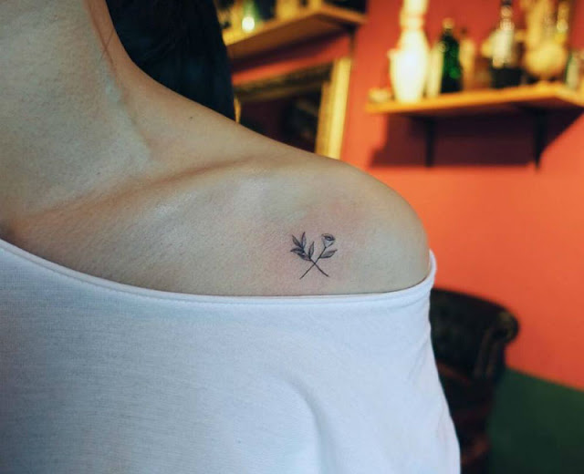 Mini tatuagens de flores para as mulheres Mini tatuagens de flores para as mulheres