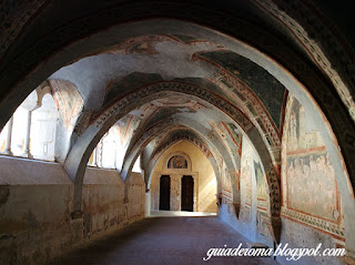 patio arcos diferentes scolastica - O Monastério de Santa Escolástica - bate e volta a partir de Roma