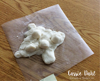These Christmas Tree ornaments are super easy to make in the classroom and they turn out absolutely beautiful! They require only a few ingredients that you probably have in your house already! These Christmas Tree ornaments are super easy to make in the classroom and they turn out absolutely beautiful! They require only a few ingredients that you probably have in your house already!