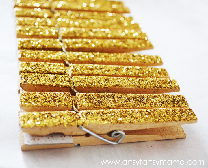 DIY Glittered Clothespins for $1 at artsyfartsymama.com #glitter #clothespins