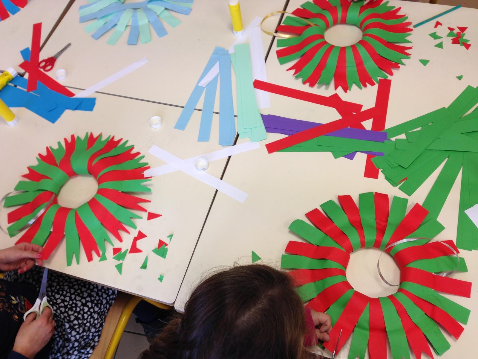 La boite à idées de l' atelier 3B* * *: Couronne de noël en papier