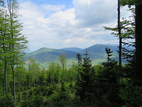 Śnieżnica (z lewej), Ćwilin (z prawej). Śnieżnica (z lewej), Ćwilin (z prawej).