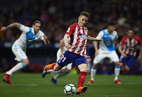 Gameiro marcando de penalti