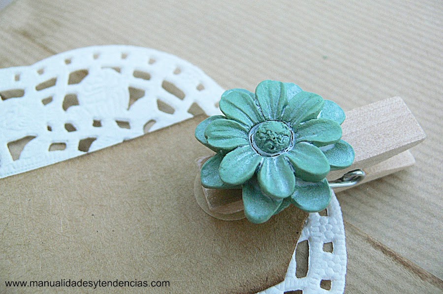 Detalle de envoltorio de regalo de estilo romántico