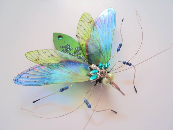 As esculturas de insetos feitos de peças de computador recicladas de Julie Alice Chappell Julie Alice Chappell esculturas insetos mecânicos circuitos computador lixo reciclado metal videogame cores asas borboletas mosquitos