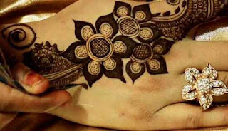 Henna Tangan Bunga 012 gambar henna, henna tangan, henna simple, motif henna, motif henna tangan simple, gambar henna tangan, motif henna untuk pemula, foto henna, henna tangan cantik, henna tangan simple, henna pengantin, gambar henna simple, henna kaki, contoh henna, gambar hena di tangan, lukisan henna, desain henna, henna, henna art, henna arab, henna india, hena, foto henna, henna art