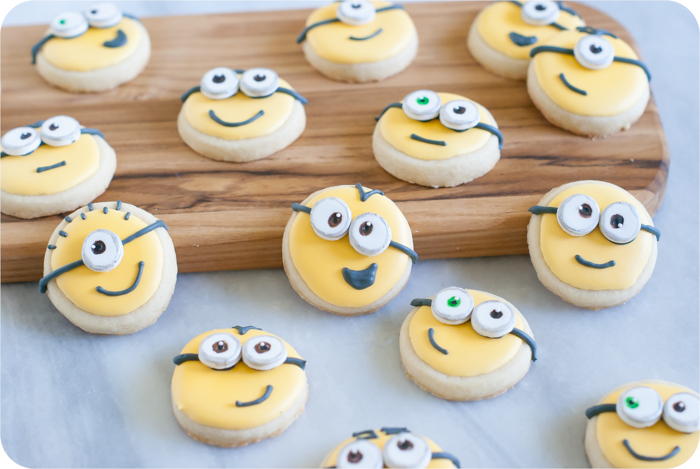 how to make Minions decorated cookies, step-by-step | recipes + tutorial  | bakeat350.net