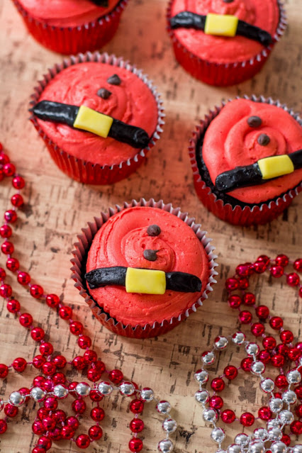 These cute Santa belt cupcakes are an easy and super fun way to bring the ho ho ho to your Christmas holiday! These cute Santa belt cupcakes are an easy and super fun way to bring the ho ho ho to your Christmas holiday!