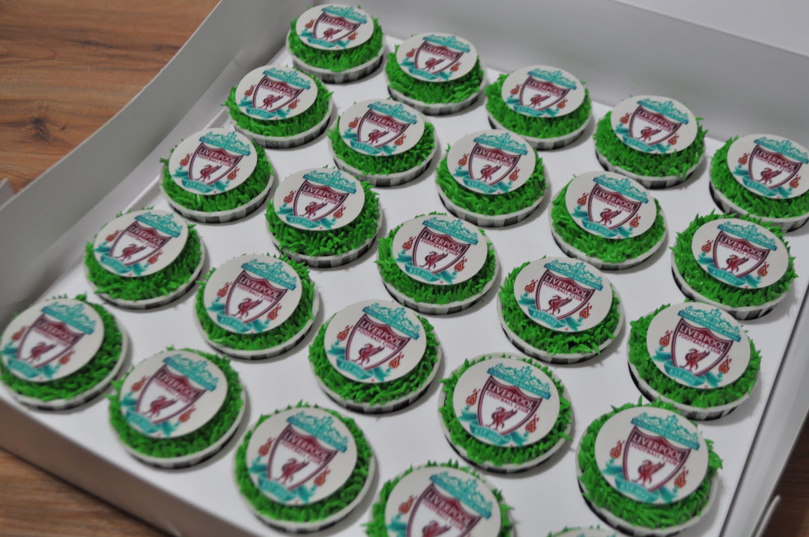 dari oven yang comel Liverpool cupcakes