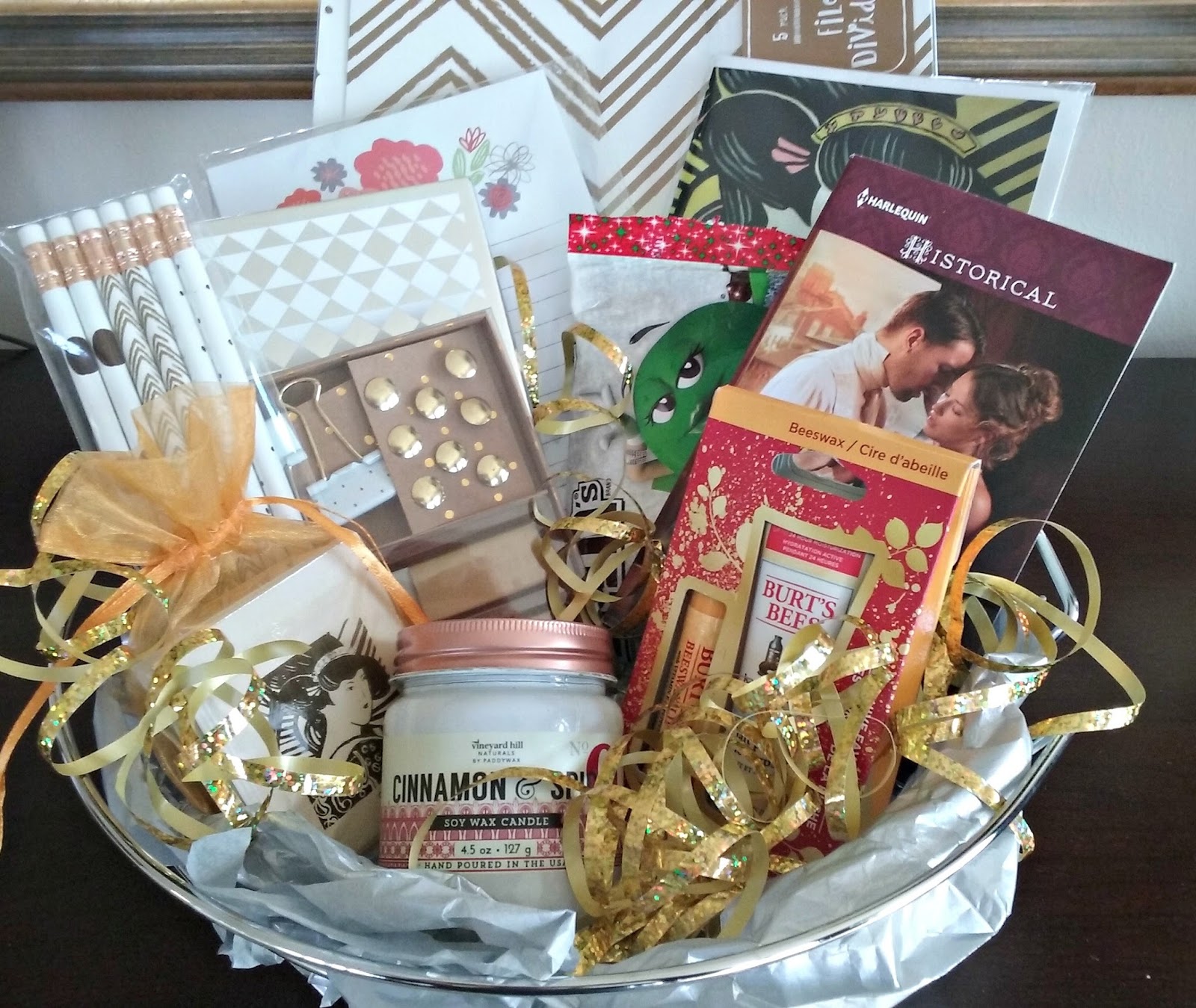 What to Put in An Office Gift Basket – Gift Basket Business