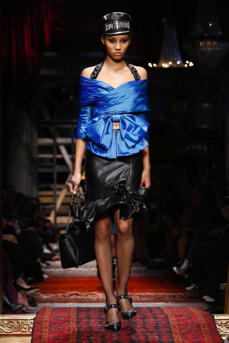 Moschino Fall/Winter 2016-2017 RTW MFW moschino-fall-winter-2016-2017-collection-milan-fashion-week, moschino-fall-winter-2016-2017, moschino-fall-winter-2016, moschino-fall-winter-2017, moschino-fall-2016-2017, moschino-fall-2016, moschino-fall-2017, moschino-teddy-bear, ours-moschino, coque-moschino, du-dessin-aux-podiums, dudessinauxpodiums