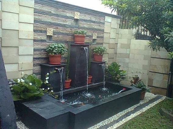 Taman Rumah Minimalis 1 Lantai dengan Kolam ikan koi