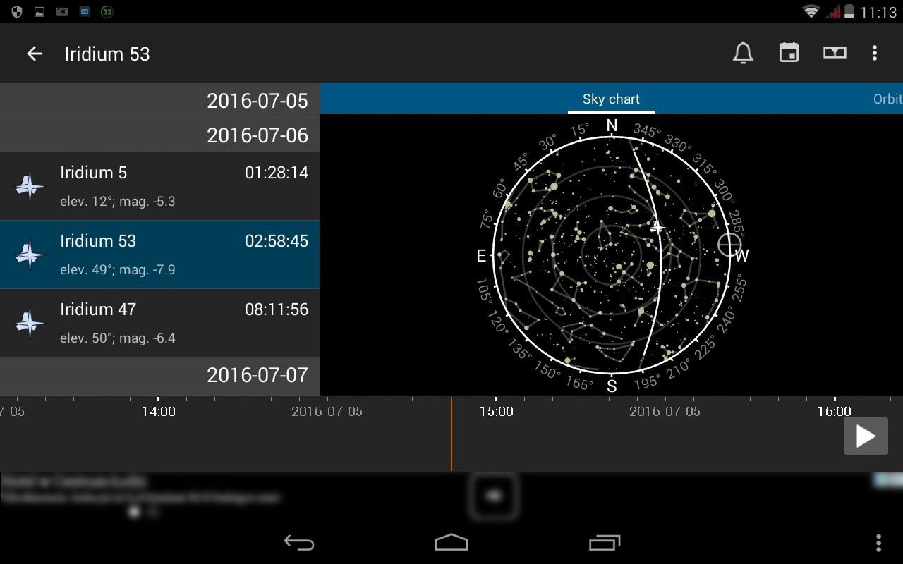 11. Wybór satelity Iridium z aktywną opcją osi czasu i widokiem ogólnym trajektorii na tle gwiazd z wyszczególnionym momentem maksymalnej flary
