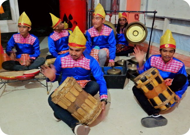 Musik Penggiring Tari Lulo Harus Ada 2 Gong Musik Penggiring Tari Lulo Harus Ada 2 Gong