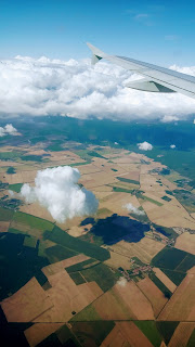 Fotografia tirada do avião, onde se pode observar a paisagem característica da Alemanha