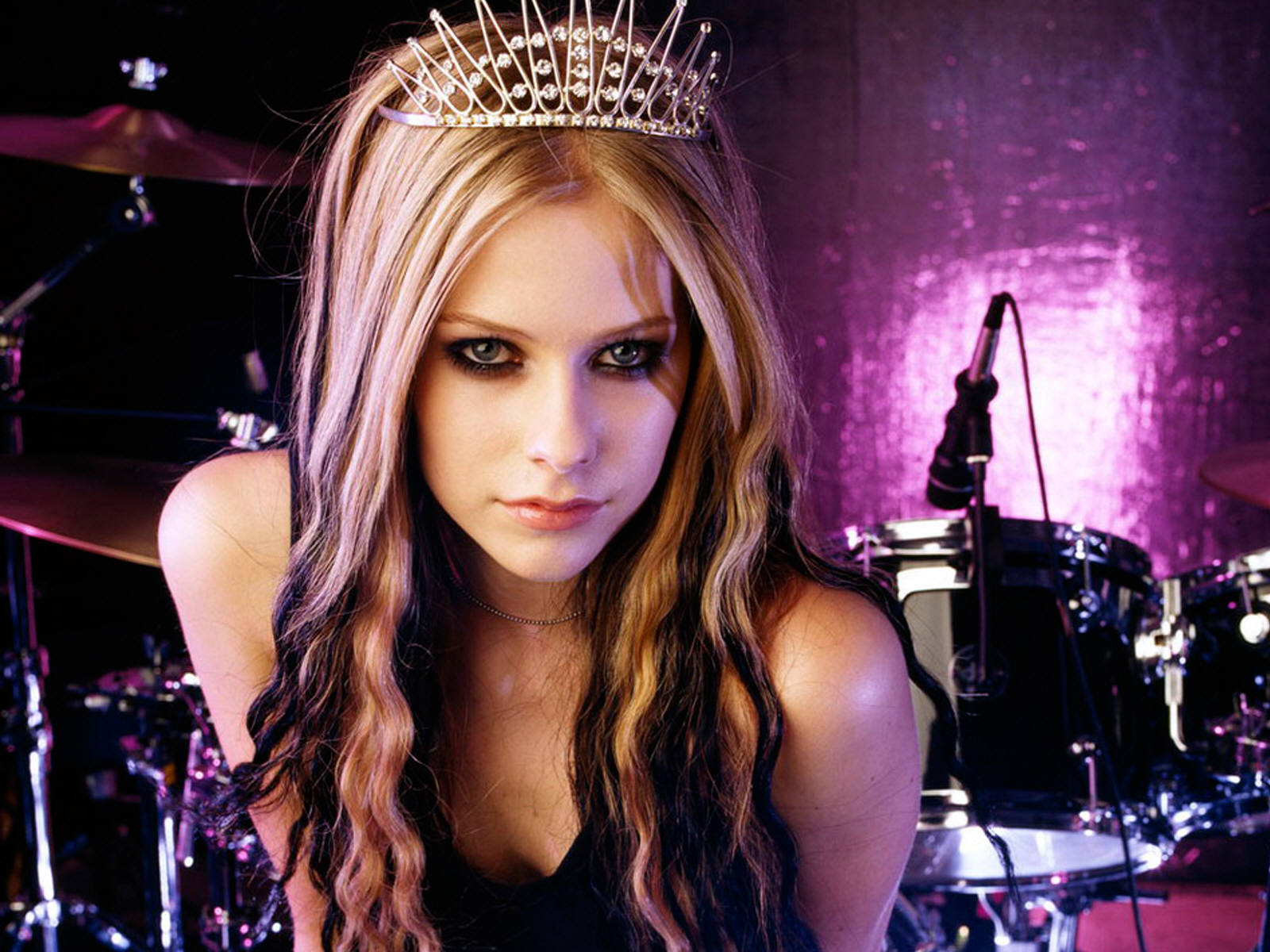 http://4.bp.blogspot.com/-2kUbxKMMQ7c/Tg4gVopZoSI/AAAAAAAABcs/8XC-OCoXnrA/s1600/AvrilLavigne.jpg