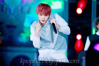 Gambar Suga BTS waktu konser dipanggung Gambar Suga BTS waktu konser dipanggung